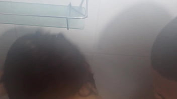 Invadi o banho dele para chupar gostoso e olha o que deu