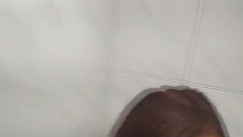 Invadi o banho dele para chupar gostoso e olha o que deu