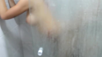 Invadi o banho dele para chupar gostoso e olha o que deu