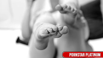 Stacked blonde leya falcon stuffs her pussy with a big toy