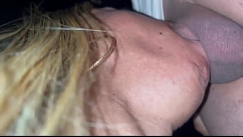 Casada transando sem camisinha dando gostoso na linha de trem o corno se empolgou depois que o rapaz encheu a esposinha de leite ele também quis completa o tanque dela de leite