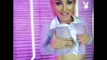 Sexy babe gets her boobs out