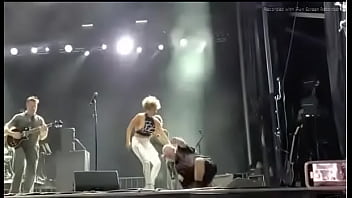 Black girl takes a piss on a man at live concert