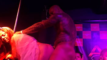 Striper scorpion chama 6 casadas pra subir no palco e fuder com ele