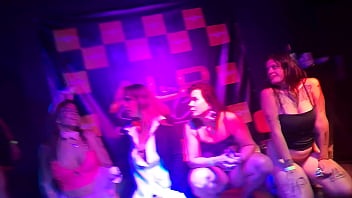 Striper scorpion chama 6 casadas pra subir no palco e fuder com ele