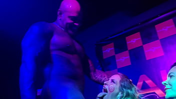 Striper scorpion chama 6 casadas pra subir no palco e fuder com ele