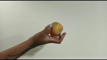 Manos pequeñas agarran criollas grandes