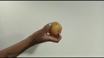 Manos pequeñas agarran criollas grandes