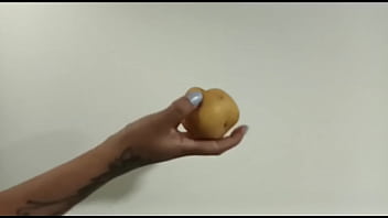 Manos pequeñas agarran criollas grandes