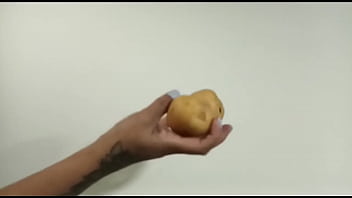 Manos pequeñas agarran criollas grandes