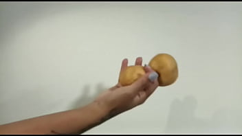 Manos pequeñas agarran criollas grandes