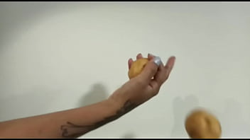 Manos pequeñas agarran criollas grandes