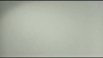 Manos pequeñas agarran criollas grandes