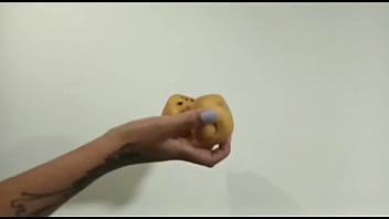 Manos pequeñas agarran criollas grandes