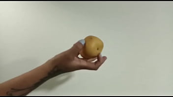 Manos pequeñas agarran criollas grandes