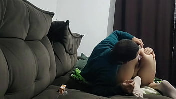 Meia irmã pede ajuda ao meio irmão para remover plug anal da bunda enquanto a madrasta está ausente