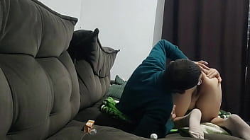 Meia irmã pede ajuda ao meio irmão para remover plug anal da bunda enquanto a madrasta está ausente