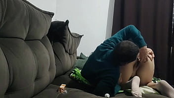 Meia Irmã Pede Ajuda Ao Meio Irmão Para Remover Plug Anal Da Bunda Enquanto A Madrasta Está Ausente thumbnail