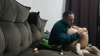 Meia irmã pede ajuda ao meio irmão para remover plug anal da bunda enquanto a madrasta está ausente Meia irmã pede ajuda ao meio irmão para remover plug anal da bunda enquanto a madrasta está ausente