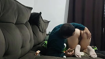 Meia irmã pede ajuda ao meio irmão para remover plug anal da bunda enquanto a madrasta está ausente Meia irmã pede ajuda ao meio irmão para remover plug anal da bunda enquanto a madrasta está ausente