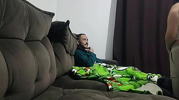 Meia irmã pede ajuda ao meio irmão para remover plug anal da bunda enquanto a madrasta está ausente Meia irmã pede ajuda ao meio irmão para remover plug anal da bunda enquanto a madrasta está ausente