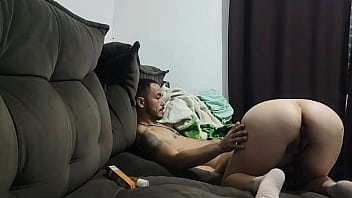 Meia irmã pede ajuda ao meio irmão para remover plug anal da bunda enquanto a madrasta está ausente