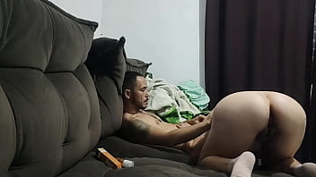 Meia irmã pede ajuda ao meio irmão para remover plug anal da bunda enquanto a madrasta está ausente