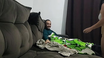 Meia irmã pede ajuda ao meio irmão para remover plug anal da bunda enquanto a madrasta está ausente