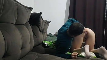 Meia irmã pede ajuda ao meio irmão para remover plug anal da bunda enquanto a madrasta está ausente