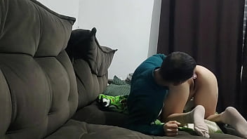 Meia irmã pede ajuda ao meio irmão para remover plug anal da bunda enquanto a madrasta está ausente