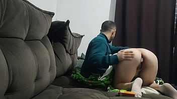 Meia irmã pede ajuda ao meio irmão para remover plug anal da bunda enquanto a madrasta está ausente