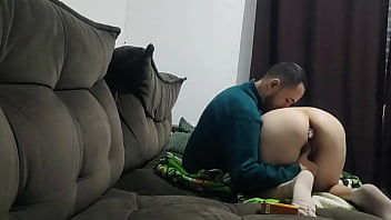 Meia irmã pede ajuda ao meio irmão para remover plug anal da bunda enquanto a madrasta está ausente Meia irmã pede ajuda ao meio irmão para remover plug anal da bunda enquanto a madrasta está ausente