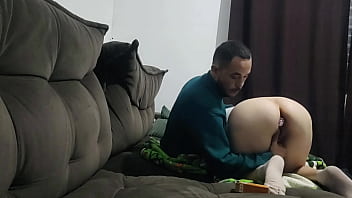 Meia irmã pede ajuda ao meio irmão para remover plug anal da bunda enquanto a madrasta está ausente Meia irmã pede ajuda ao meio irmão para remover plug anal da bunda enquanto a madrasta está ausente