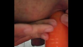 Cuzinho Rosinha Sendo Aberto Por Um Legume thumbnail