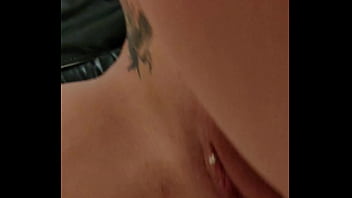 Littleangel84 cul rempli en anal dans un centre commercial