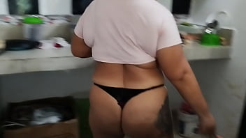 Me contrataron para limpiar la casa y terminé masturbándome en la cocina mientras estaba sola