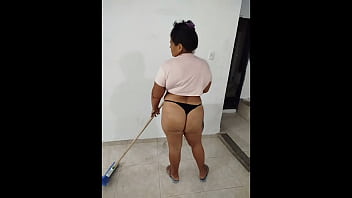Me contrataron para limpiar la casa y terminé masturbándome en la cocina mientras estaba sola