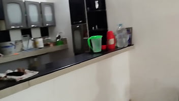 Me contrataron para limpiar la casa y terminé masturbándome en la cocina mientras estaba sola