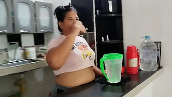 Me contrataron para limpiar la casa y terminé masturbándome en la cocina mientras estaba sola