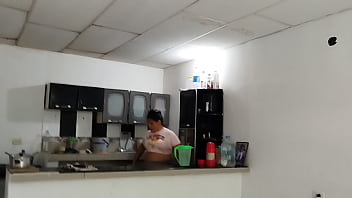 Me contrataron para limpiar la casa y terminé masturbándome en la cocina mientras estaba sola