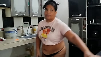 Me contrataron para limpiar la casa y terminé masturbándome en la cocina mientras estaba sola