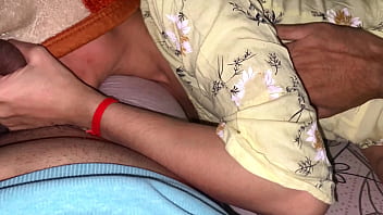 भाभी मेरे कमरे में आईं और हम एक ही बिस्तर पर सोये।