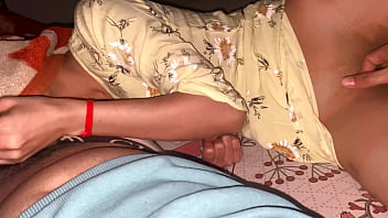 भाभी मेरे कमरे में आईं और हम एक ही बिस्तर पर सोये।