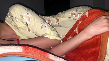 भाभी मेरे कमरे में आईं और हम एक ही बिस्तर पर सोये।