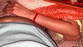 भाभी मेरे कमरे में आईं और हम एक ही बिस्तर पर सोये।