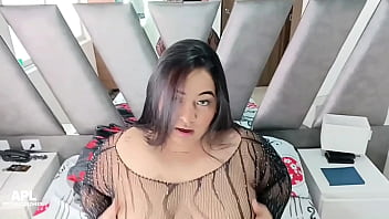 Ella es tan puta que le gusta cuando le meto toda mi verga a su boca parte 1