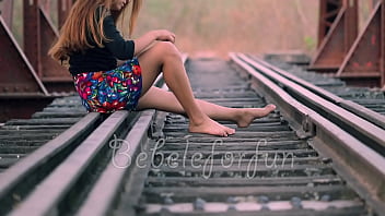 Pendeja putita caminando lista para cojer