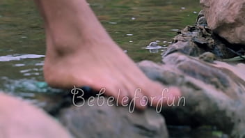 Pendeja putita caminando lista para cojer