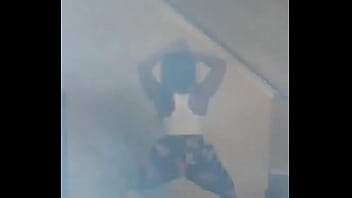 Thick chick shaking that ass