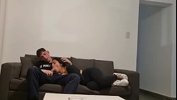 La invito a ver una pelicula y me la termino cojiendo